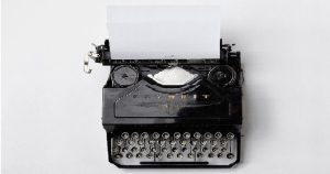 Image of an old fashion typewriter: this article is about content marketing